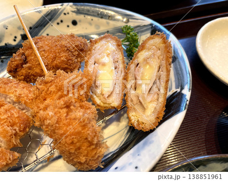 豚バラチーズ巻きカツ断面と串カツ ─ 4種盛り定食アップ 豚バラチーズ巻きカツ断面と串カツ ─ 4種盛り定食アップ 138851961