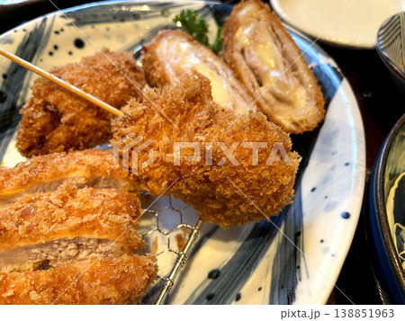 4種盛りかつ断面 ─ ロースかつ・豚バラチーズ巻き・串カツ 138851963