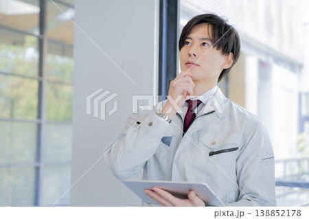 タブレットを持って考える作業員の男性 138852178