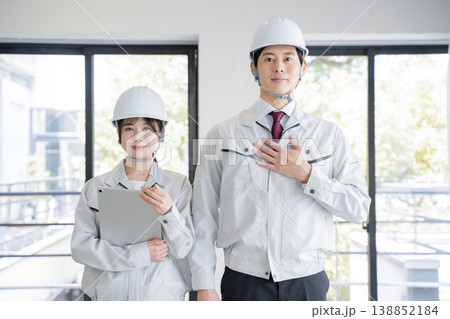 作業着の若い男性と女性　ポートレート 138852184