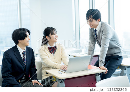 教室で話す学生たち 138852266