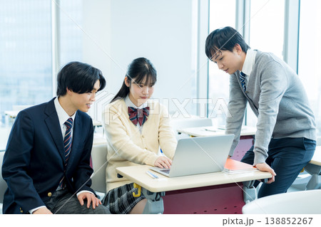 教室で話す学生たち 教室で話す学生たち 138852267