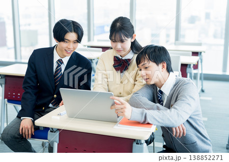 教室で話す学生たち 教室で話す学生たち 138852271