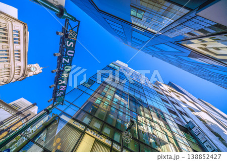 日本の東京都市景観　東京・銀座。すずらん通りや銀座四丁目のセイコーハウス銀座などを望む 138852427