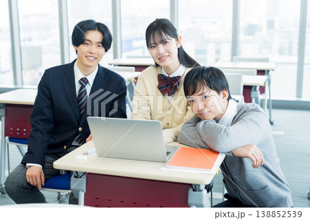 教室で話す学生たち 教室で話す学生たち 138852539