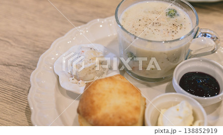スコーンとスープのセット カフェの軽食プレート 138852919