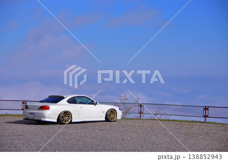雲海とスポーツカー 138852943