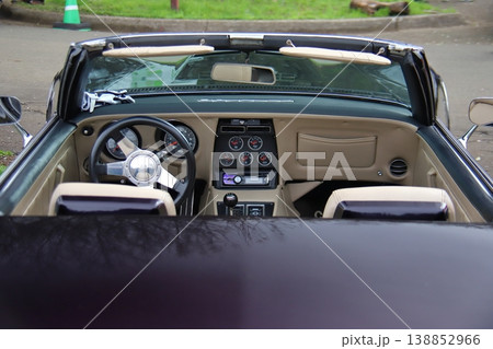 オープンカーの車内 138852966