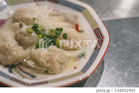 ワンタンとスープの中華料理 クローズアップ 138852995