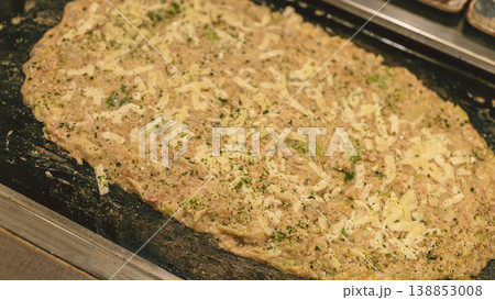 焼き上がったチーズもんじゃ 鉄板の上の料理 焼き上がったチーズもんじゃ 鉄板の上の料理 138853008