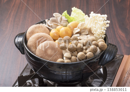 きのこ鍋 鍋料理 きのこ色々 イメージ素材 きのこ鍋 鍋料理 きのこ色々 イメージ素材 138853011