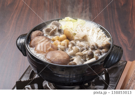 きのこ鍋　鍋料理　きのこ色々　イメージ素材 138853013