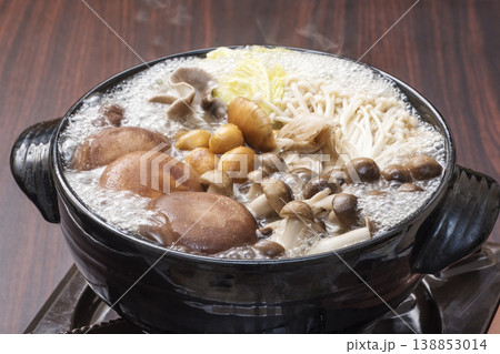 きのこ鍋　鍋料理　きのこ色々　イメージ素材 138853014