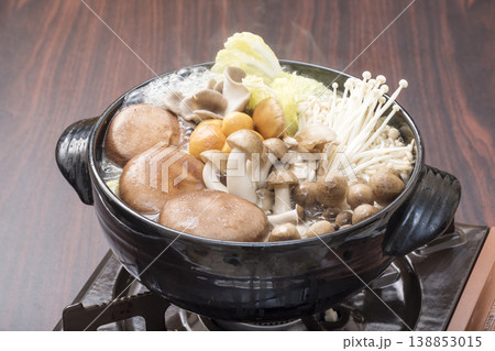きのこ鍋 鍋料理 きのこ色々 イメージ素材 きのこ鍋 鍋料理 きのこ色々 イメージ素材 138853015