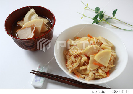 タケノコ料理 炊き込みご飯と味噌汁 タケノコ料理 炊き込みご飯と味噌汁 138853112