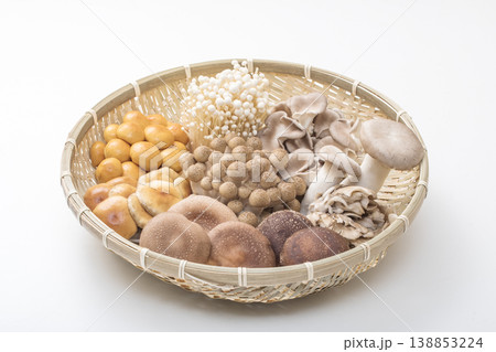 きのこの盛り合わせ　いろいろなキノコ　茸いろいろ　イメージ素材 138853224