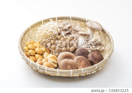 きのこの盛り合わせ　いろいろなキノコ　茸いろいろ　イメージ素材 138853225