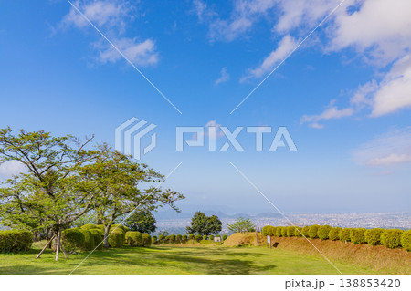 【静岡県三島市】春の山中城址公園、後方は三島の街並み 【静岡県三島市】春の山中城址公園、後方は三島の街並み 138853420