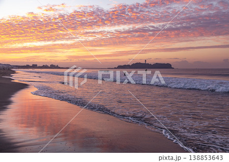 湘南辻堂海岸　綺麗な朝焼け空と江の島 138853643