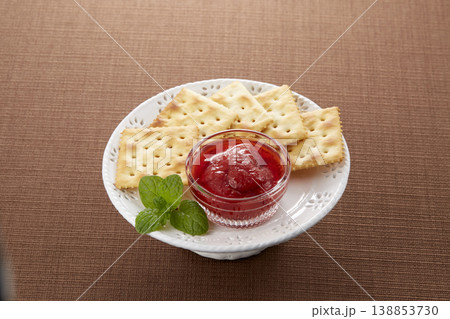 ツヤのある美味しそうないちごのコンフィチュールのイメージ 138853730