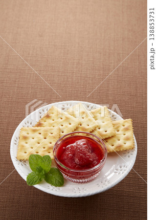 ツヤのある美味しそうないちごのコンフィチュールのイメージ 138853731