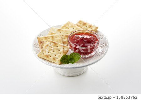 ツヤのある美味しそうないちごのコンフィチュールのイメージ ツヤのある美味しそうないちごのコンフィチュールのイメージ 138853762