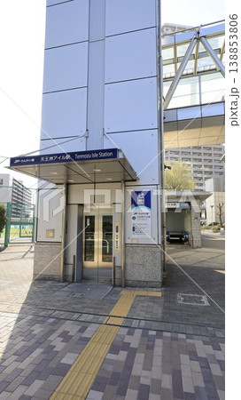 東京臨海高速鉄道りんかい線の天王洲アイル駅、B出口でエレベーター（手前）とエスカレーター・階段（奥） 138853806
