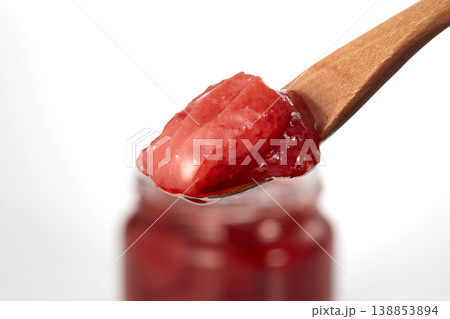 ツヤのある美味しそうないちごのコンフィチュールのイメージ 138853894