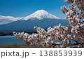 桜咲く、河口湖畔から望む冠雪の富士山 138853939