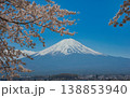 桜咲く、河口湖畔から望む冠雪の富士山 138853940