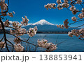 桜咲く、河口湖畔から望む冠雪の富士山 138853941