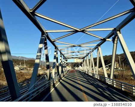 トラス橋を走る道路と青空のコピースペース(遠近感・シンメトリー構図) トラス橋を走る道路と青空のコピースペース(遠近感・シンメトリー構図) 138854010