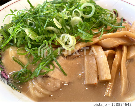 とんこつラーメン ─ 濃厚スープ・ネギ・メンマのクローズアップ とんこつラーメン ─ 濃厚スープ・ネギ・メンマのクローズアップ 138854642