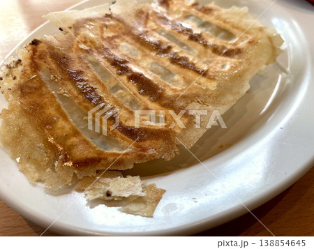 焼餃子 ─ 羽根付き餃子のクローズアップ 焼餃子 ─ 羽根付き餃子のクローズアップ 138854645