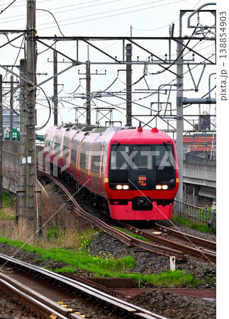 高架区間を降りてくる東武JR直通特急鬼怒川号新宿行き 高架区間を降りてくる東武JR直通特急鬼怒川号新宿行き 138854903