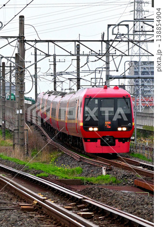 高架区間を降りてくる東武JR直通特急鬼怒川号新宿行き 高架区間を降りてくる東武JR直通特急鬼怒川号新宿行き 138854904