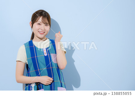 保育士、家事代行、発達支援や療育などの子育て支援で働く若い女性の先生の仕事のイメージ ガッツポーズ 保育士、家事代行、発達支援や療育などの子育て支援で働く若い女性の先生の仕事のイメージ ガッツポーズ 138855055