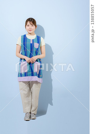 保育士、家事代行、発達支援や療育などの子育て支援で働く若い女性の先生の仕事のイメージ 保育士、家事代行、発達支援や療育などの子育て支援で働く若い女性の先生の仕事のイメージ 138855057