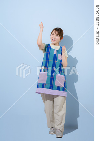 保育士、家事代行、発達支援や療育などの子育て支援で働く若い女性の先生の仕事のイメージ ガッツポーズ 保育士、家事代行、発達支援や療育などの子育て支援で働く若い女性の先生の仕事のイメージ ガッツポーズ 138855058