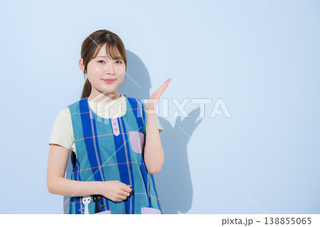保育士、家事代行、発達支援や療育などの子育て支援で働く若い女性の先生の仕事のイメージ お勧めや案内 保育士、家事代行、発達支援や療育などの子育て支援で働く若い女性の先生の仕事のイメージ お勧めや案内 138855065