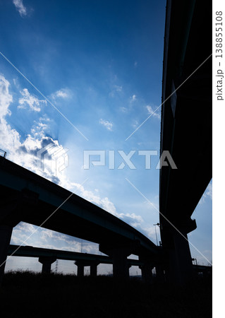 青空と仙台北部道路と三陸自動車道が接続する利府JCT 138855108