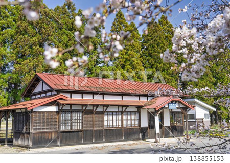 春のフラワー長井線「羽前成田駅」　山形県長井市 138855153
