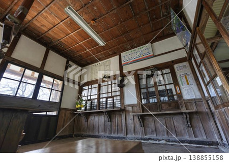 春のフラワー長井線「羽前成田駅」　レトロな駅舎内　山形県長井市 138855158