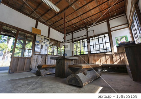 春のフラワー長井線「羽前成田駅」 レトロな駅舎内 山形県長井市 春のフラワー長井線「羽前成田駅」 レトロな駅舎内 山形県長井市 138855159