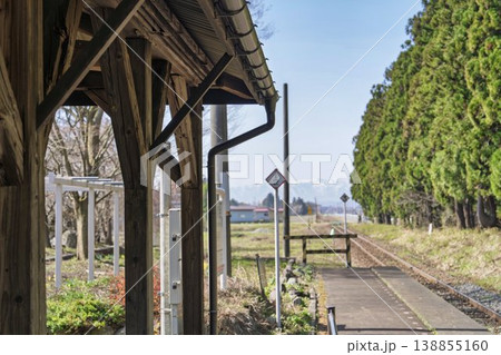 春のフラワー長井線「羽前成田駅」　山形県長井市 138855160