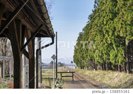 春のフラワー長井線「羽前成田駅」　山形県長井市 138855161