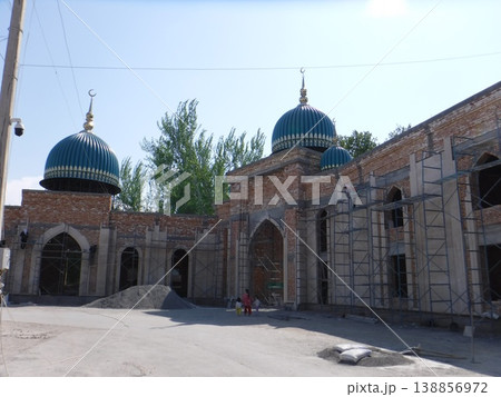 モスク前の道 138856972