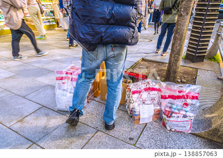 日本の東京都市景観爆買い再び…大手ドラックストアの前で見張り番をする外国人男性…“戦利品”がズラリ 日本の東京都市景観爆買い再び…大手ドラックストアの前で見張り番をする外国人男性…“戦利品”がズラリ 138857063