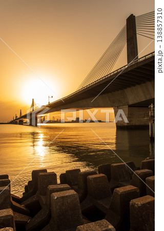 朝焼けの伊勢湾岸自動車道「トゥインクル 揖斐川橋」《三重県 桑名市》 138857310
