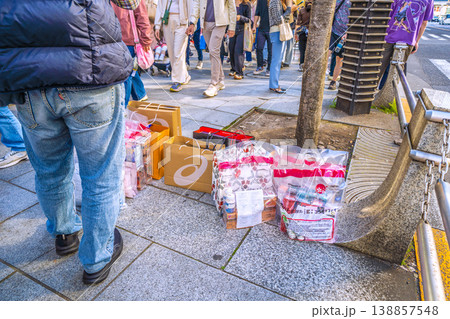 日本の東京都市景観爆買い再び…大手ドラックストアの前で見張り番をする外国人男性…“戦利品”がズラリ 138857548